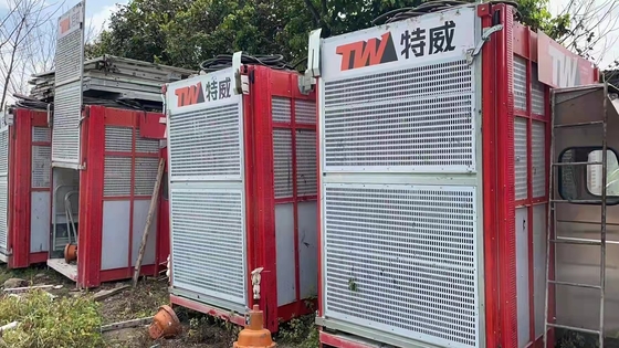 사용 된 VFD 드라이브와 뜨거운 진열 마스트 섹션을 가진 빌딩 리프트